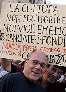 I titoli dei TG più "puliti" delle strade di Napoli. Lo sciopero del cinema e dello spettacolo è un "optional".