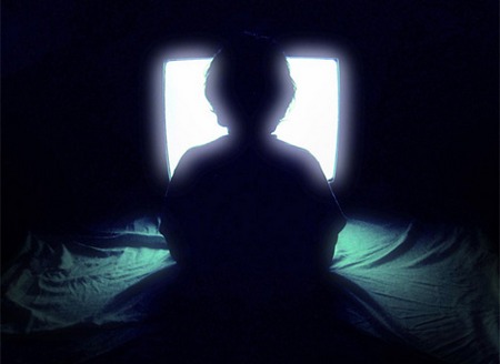 Gli americani guardano 151 ore di televisione al mese anche durante il lavoro