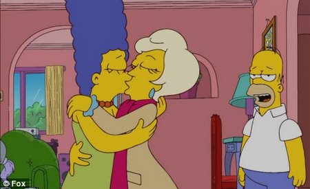 Marge Simpson bacia una donna. Video