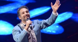Beppe Fiorello omaggia Modugno a Sanremo 2013: video