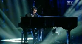 Sanremo 2013, Raphael Gualazzi canta Luce di Elisa