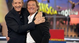 Striscia La Notizia, Enzo Iachetti torna a condurre il tg satirico di Antonio Ricci su Canale 5, 20 anni di conduzione consecutiva con Ezio Greggio